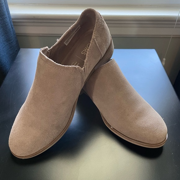 Women’s size 5.5 Toms Shaye Low taupe gray suede - Picture 1 of 6